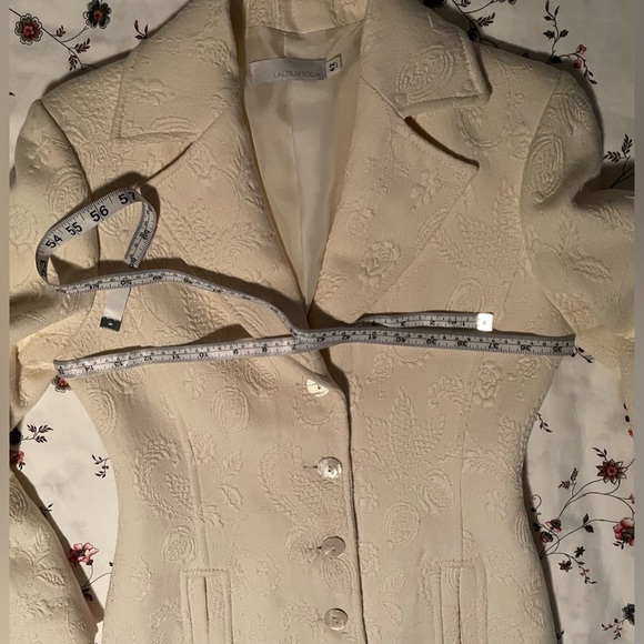 Elegant Italian Coat with Soft Broidery Pattern - Picture 8 of 11
